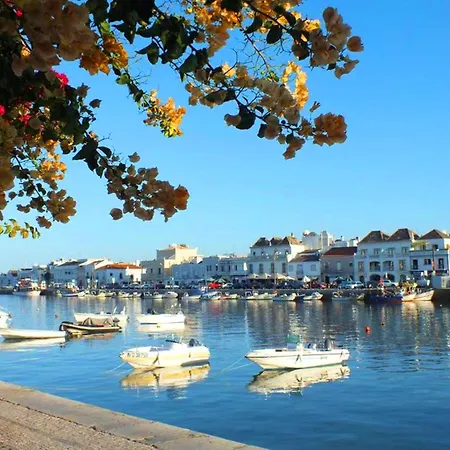 Pepita-tavira Centre, Pool & Garage Apartment